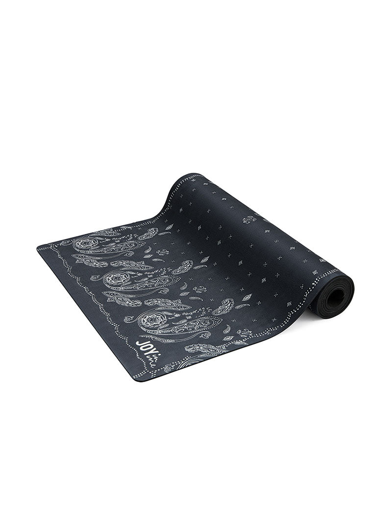 Czarna kauczukowa mata do jogi z mikrofibrą - mata w zwiniętej formie