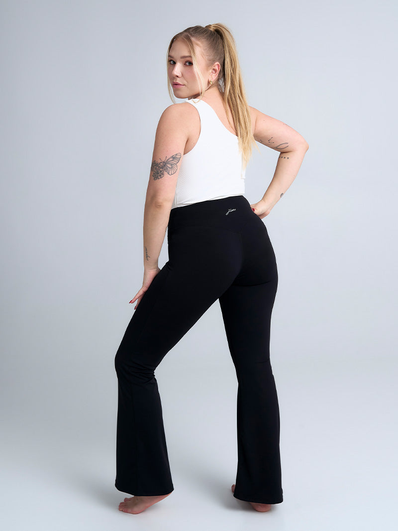 Tył spodni JOYINME Dual Essence Flare w czerni. Widoczne idealne dopasowanie w biodrach i efektowne rozszerzenie nogawek.