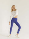 modelka w niebieskich legginsach do jogi z wysokim stanem Oneness Ease