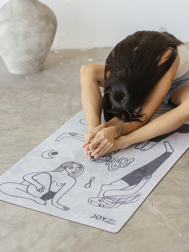 Antypoślizgowa czarno-biała mata do jogi kauczukowa Sisterhood - joginka w skłonie