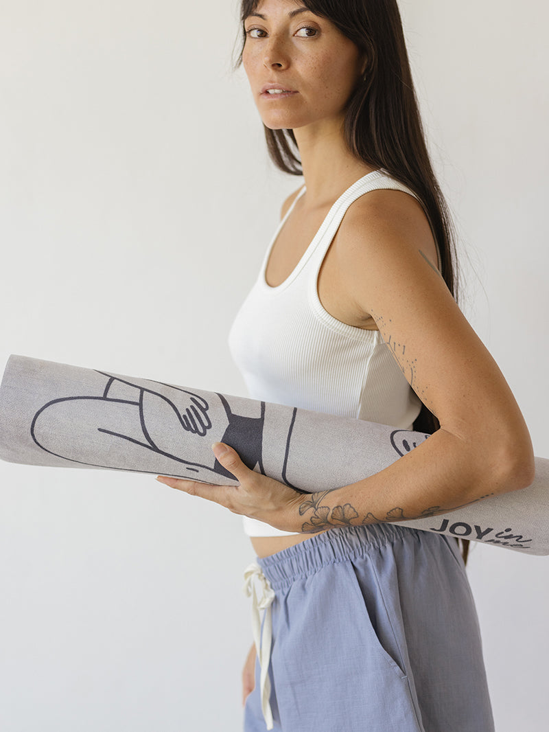 Antypoślizgowa czarno-biała mata do jogi kauczukowa Sisterhood - mata w zwiniętej formie