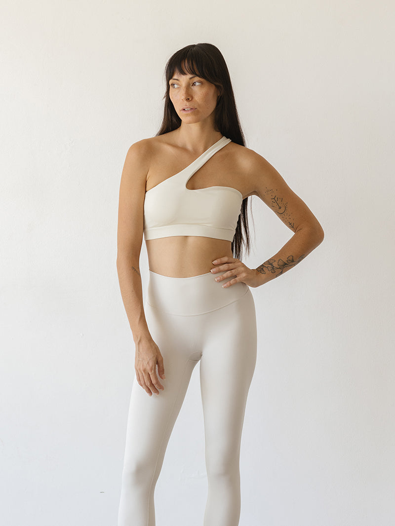 Biały stanik sportowy do ćwiczeń i praktyki jogi z serii Vibe Out - miękki, z ramiączkiem przechodzącym przez środek dekoltu