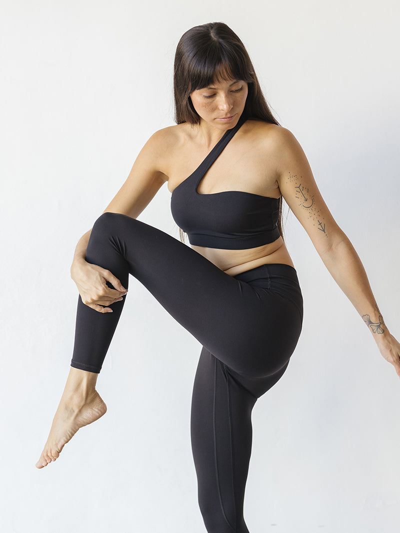 Czarny stanik do jogi z asymetrycznym ramiączkiem Vibe Out