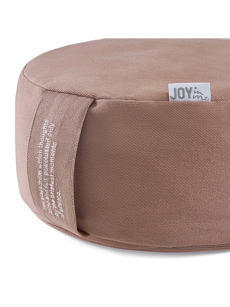 beżowa poduszka do medytacji The Place - widok na inspiracyjne motto