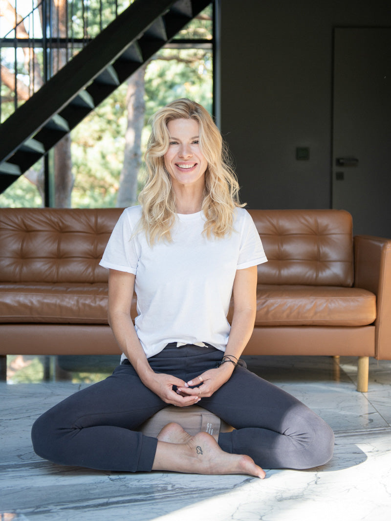 beżowa poduszka do medytacji The Place - joginka podczas relaksacji