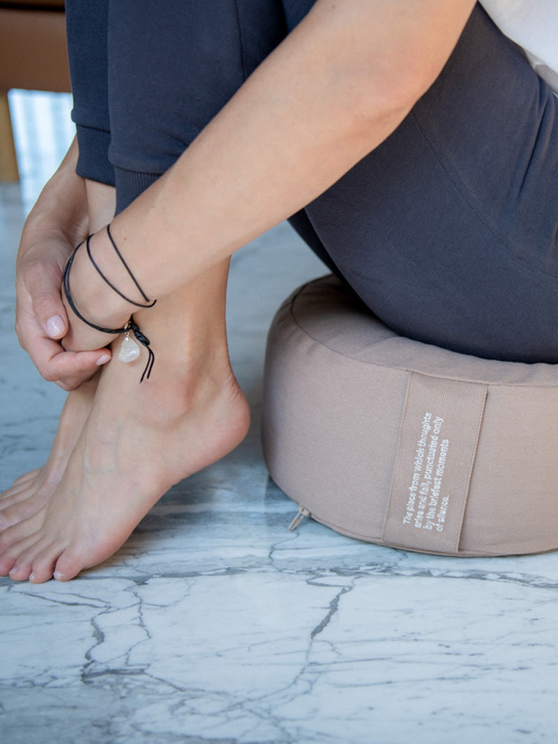 beżowa poduszka do medytacji The Place