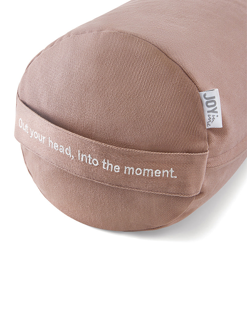 beżowy bolster wałek do jogi z gryką Into The Moment - widok na haft na rączce