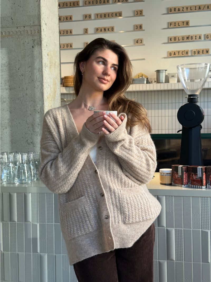 Beżowy ciepły sweter z weły alpaki i jagnięcej - drugi krój i praktyczne, głębokie kieszenie