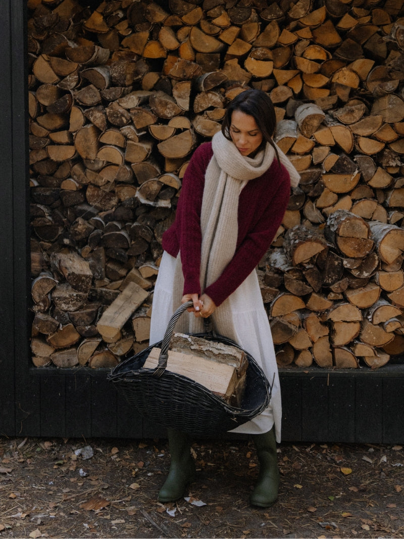 Damski szalik z alpaki i wełny jagnięcej w beżowym odcieniu — miękki i delikatny materiał, właściwości termoregulacyjne i subtelne prążkowanie