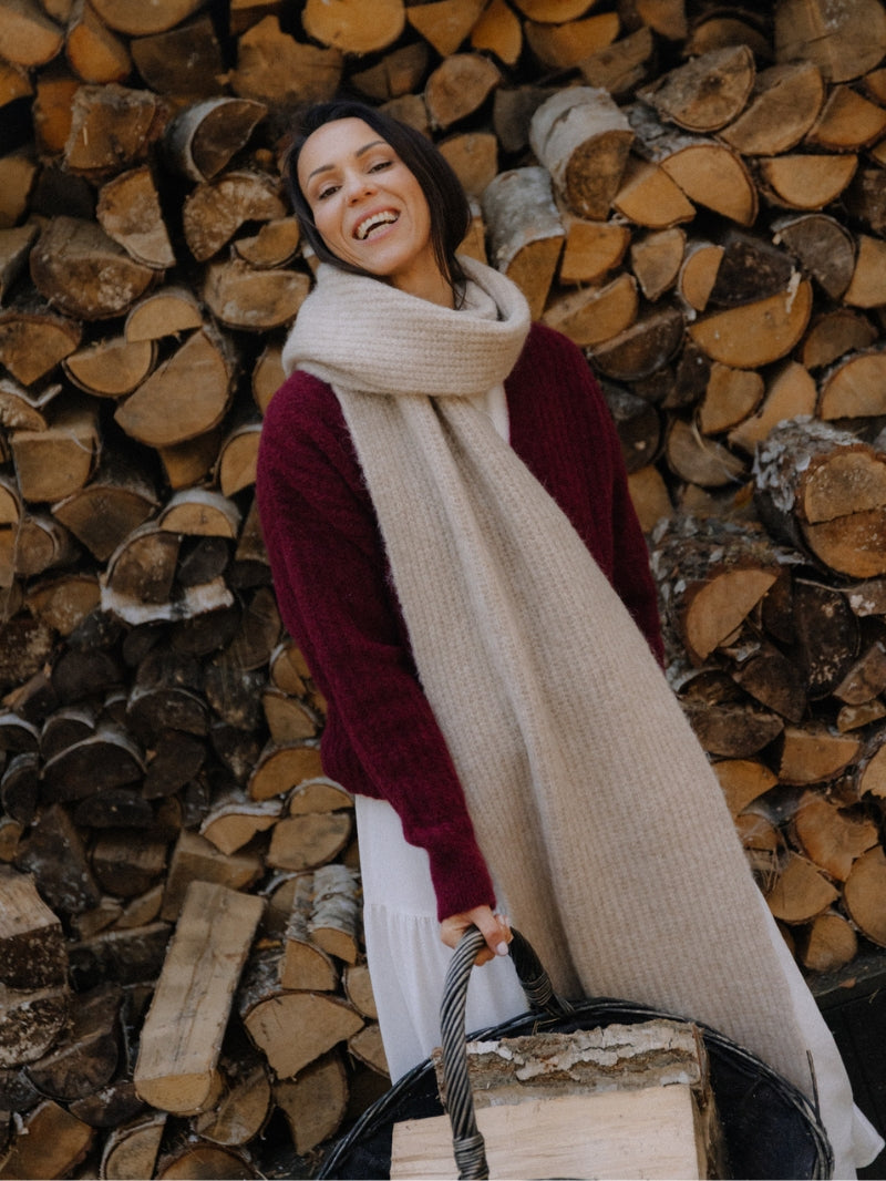 Beżowy damski długi szalik z wełny alpaki i jagnięcej - z naturalnych włókien, delikatny, puszysty meszek i subtelne prążkowanie