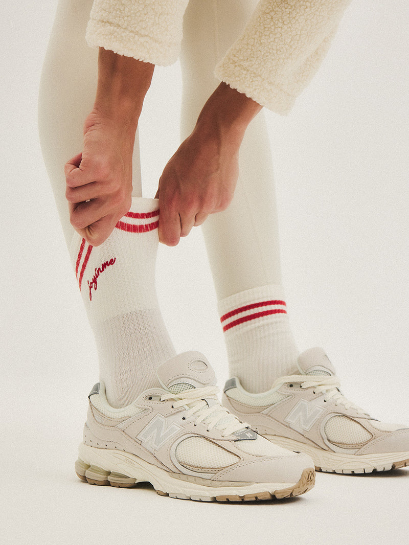 Białe skarpetki do jogi z czerwonymi paskami JOYINME - połączenie z białymi butami sportowymi