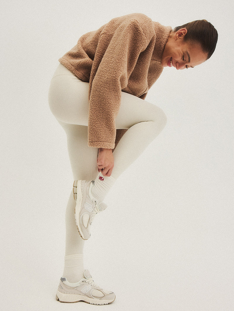 Białe skarpetki do jogi z czerwonym haftem YOGA - stylizacja z piaskową bluzą i legginsami