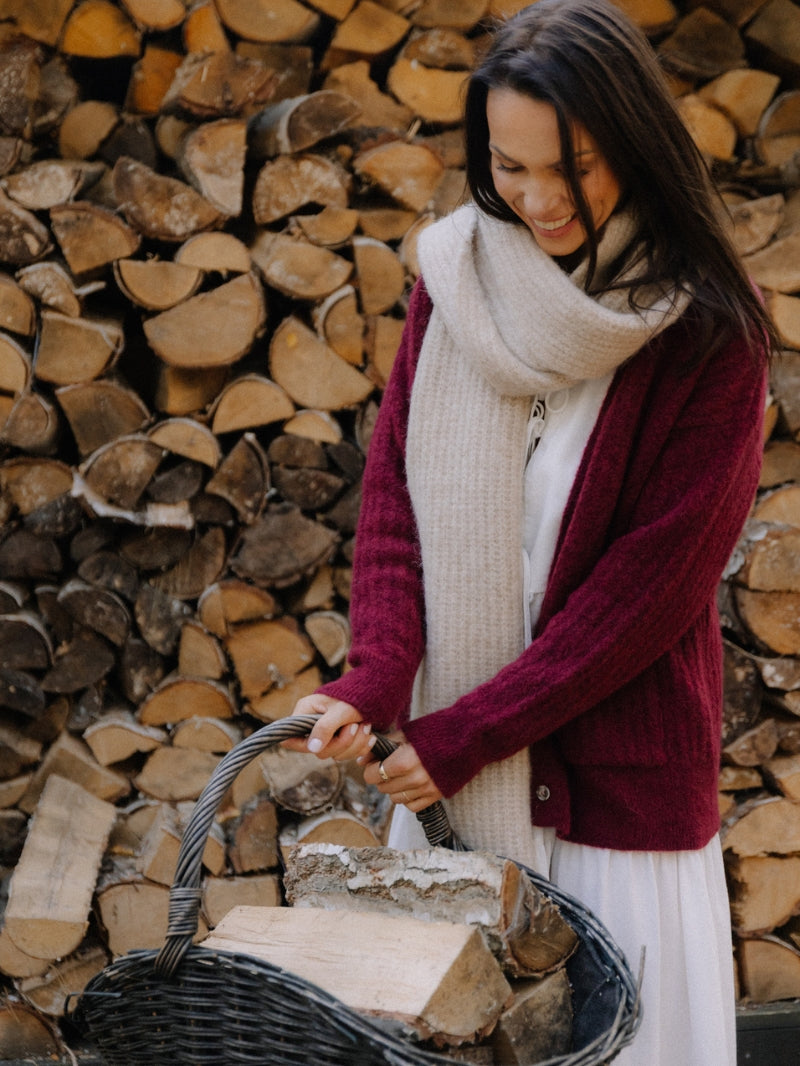 Bordowy ciepły sweter z weły alpaki i jagnięcej - drugi krój i praktyczne, głębokie kieszenie, w secie z beżowym długim szalikiem