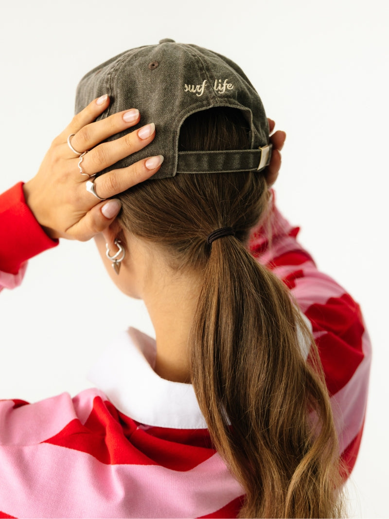 Damska czapka z daszkiem w brązowym kolorze z logo JOYINME