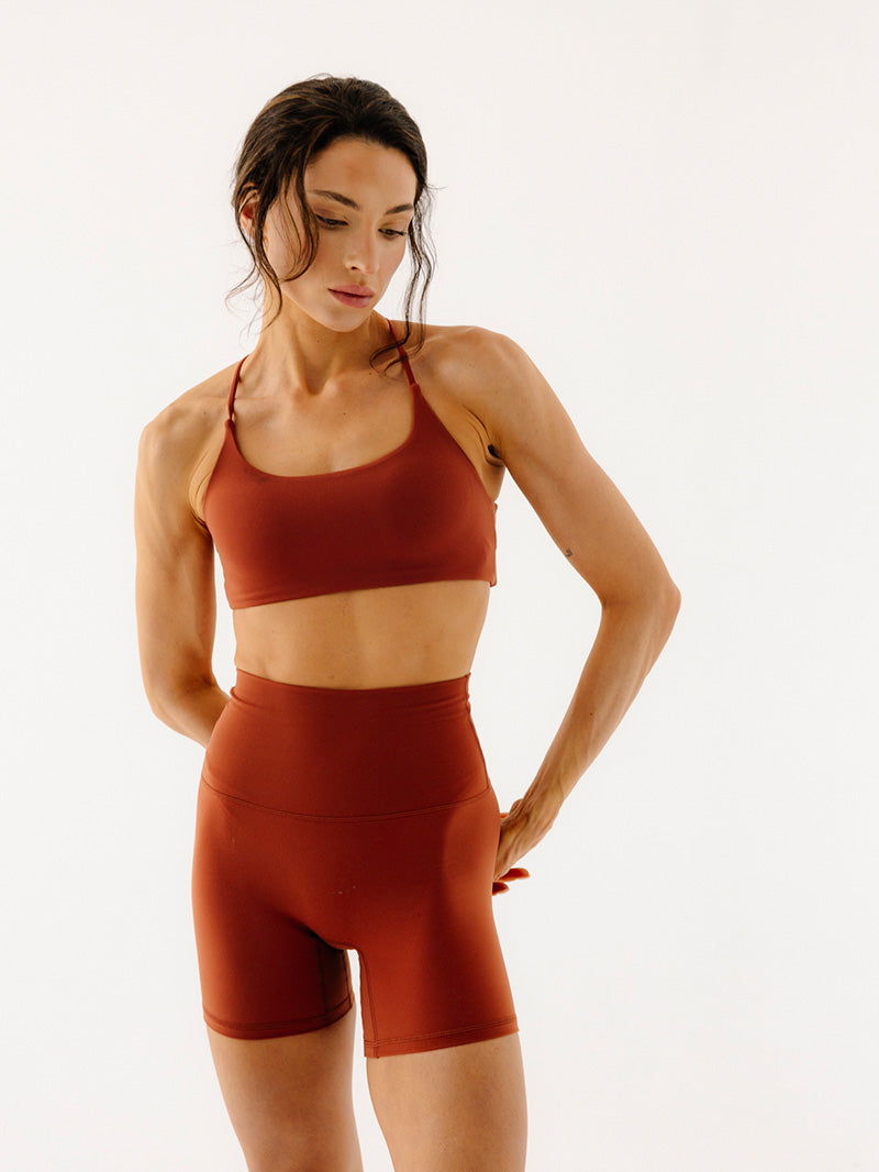 Brązowe damskie spodenki do jogi - komplet ze stanikiem sportowym w tym samym odcieniu