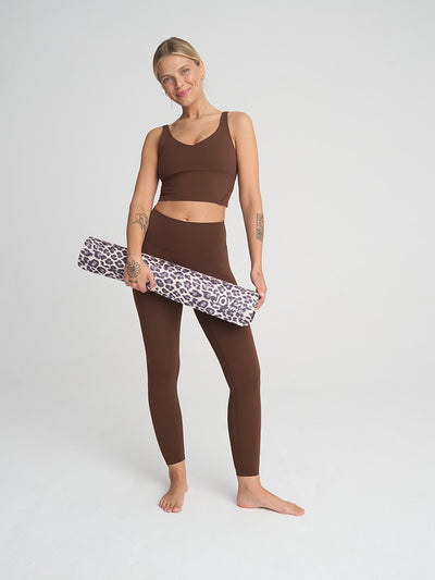Brązowe legginsy do jogi i ćwiczeń z wysokim stanem Oneness - zestaw z brązowym topem i matą do jogi w panterkę