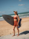 Brązowy damski stanik sportowy Breeze - plażowy set z szortami i matą do jogi
