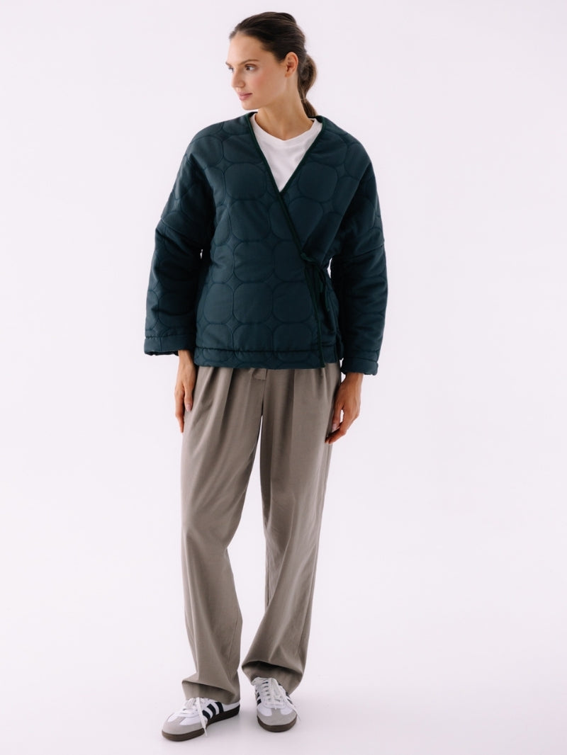 Damska pikowana kurtka z asymetrycznym wiązaniem w butelkowej zieleni ispirowana japońską prostotą w kolekcji Hizen - set z szerokimi spodniami Nami