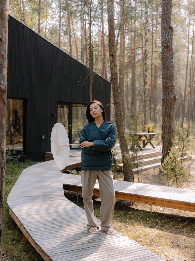 Damska pikowana kurtka z asymetrycznym wiązaniem w butelkowej zieleni w kolekcji Hizen od JOYINME - outfit z spodniami z zaszewkami Nami