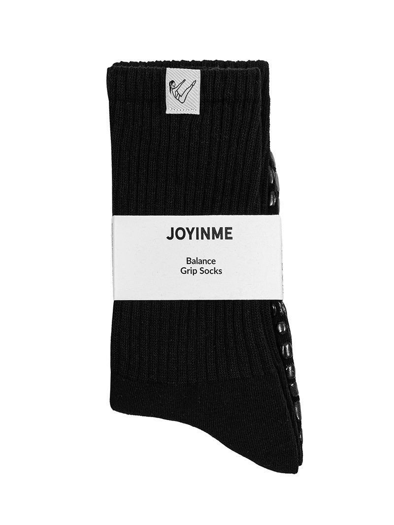 Czarne bawełniane skarpetki do pilatesu — zbliżenie na materiał