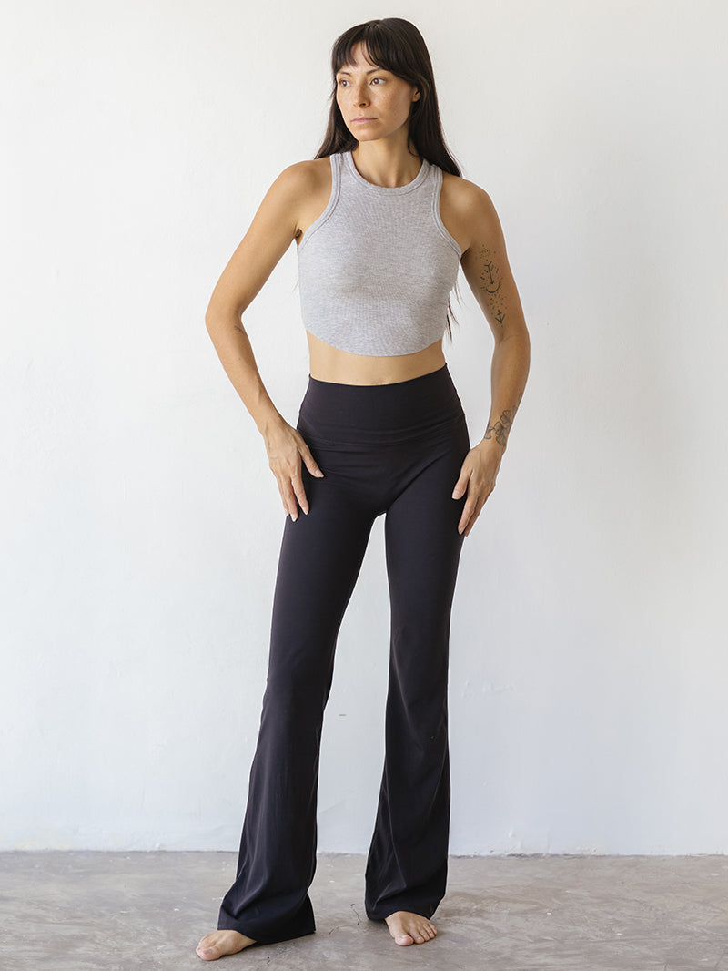 czarne spodnie flary z elastycznego materiału