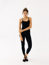 Minimalistyczny damski kombinezon sportowy Flow One-Piece w czarnym odcieniu — z cienkimi ramiączkami i modelującymi przeszyciami