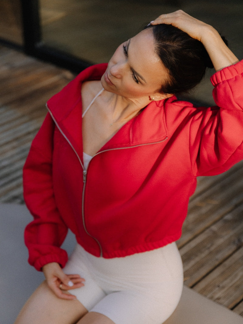 Czerwona rozpinana bawełniana bluza - rozpięta do połowy