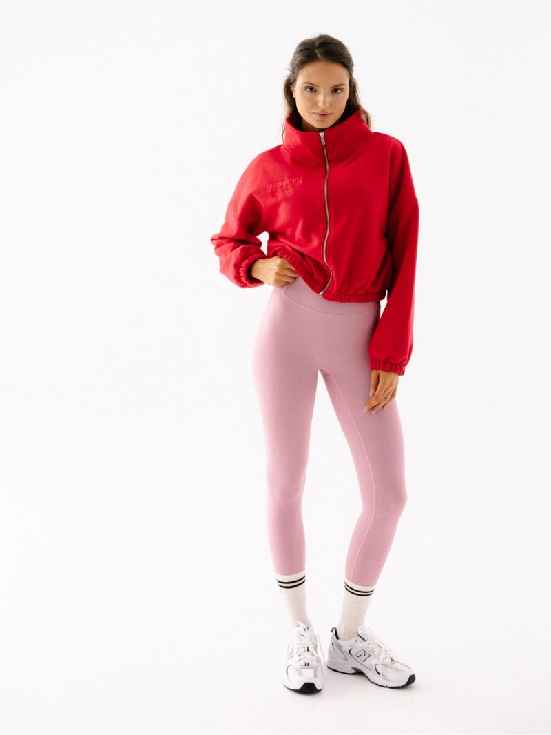 Rozpinana bluza ze stójką w czerwonym odcieniu z serii Zip Flow z haftem 
Affirmation z wysokiej jakości bawełny - zapięta bluza z legginsami w różu i wysokimi skarpetkami z paskami