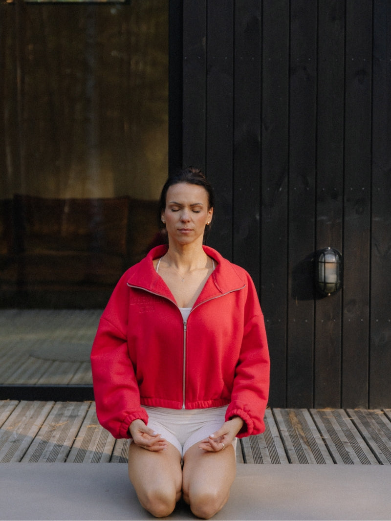 Rozpinana bluza ze stójką w czerwonym odcieniu z serii Zip Flow z haftem
Affirmation z wysokiej jakości bawełny