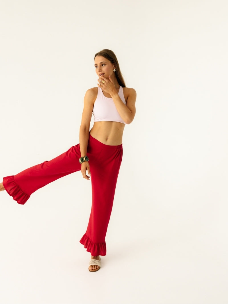 Czerwone letnie spodnie damskie z lnu z szerokimi nogawkami - outfit z białym topem sportowym