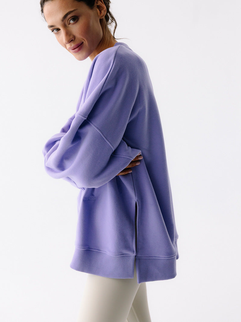 Damska fioletowa, luźna bawełniana bluza oversize KIND - widok na rozcięcie z boku