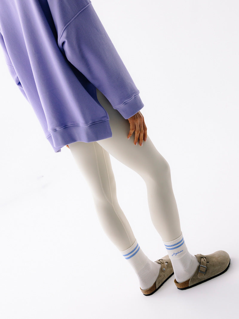 Damska fioletowa, luźna bawełniana bluza oversize KIND - widok na szeroki krój