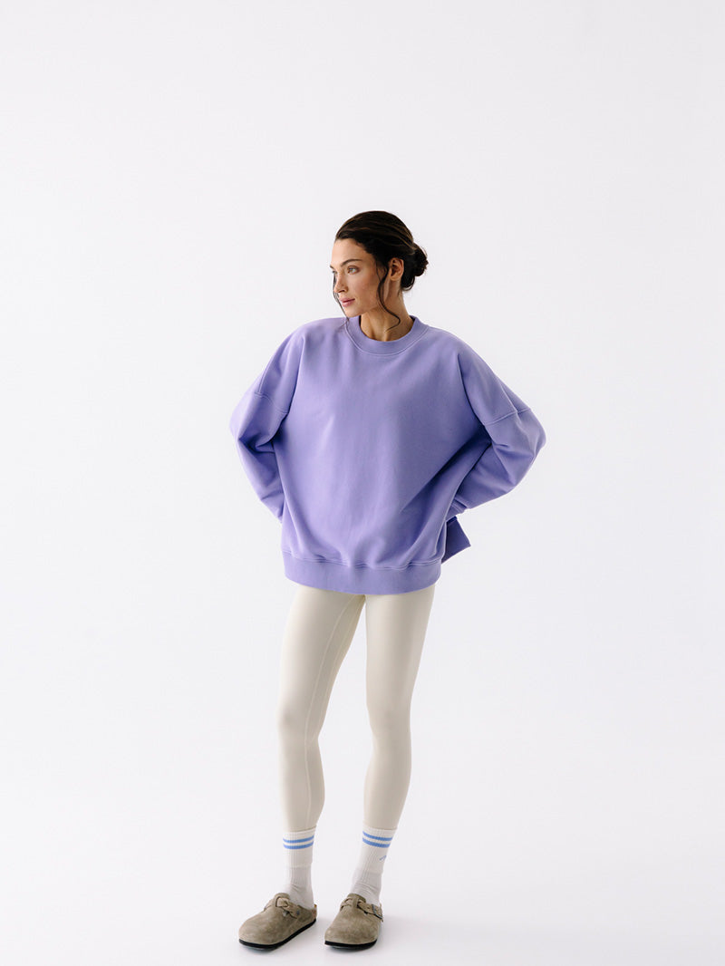 Damska fioletowa, luźna bawełniana bluza oversize KIND - bluza w secie z białymi legginsami i wysokimi skarpetkami