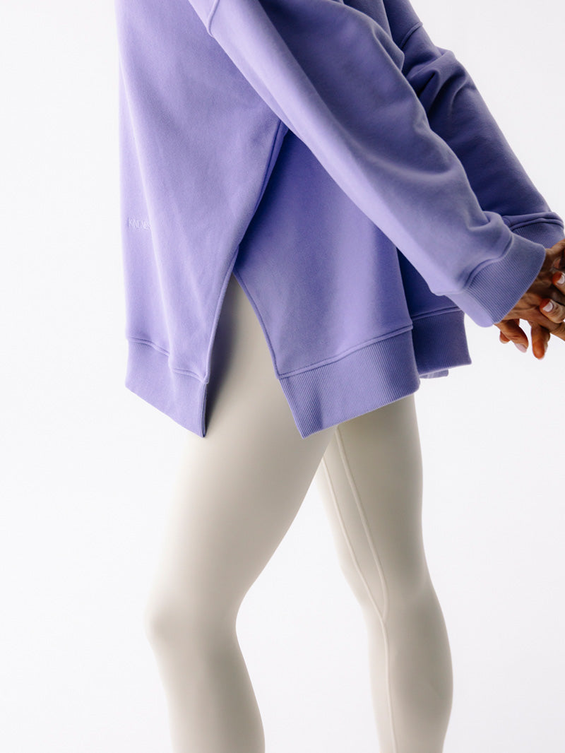 Damska fioletowa, luźna bawełniana bluza oversize KIND - widok na szerokie rękawy