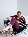 Damski bordowy crop top ze skręconym dekoltem Luna Twist - zestaw z bordowymi legginsami i sportowymi butami