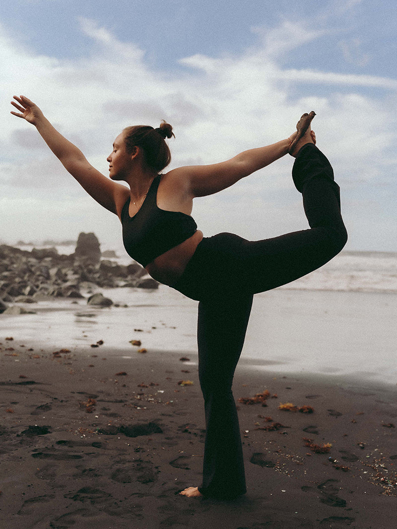 modelka podczas ćwiczeń w czarnych spodniach flare z JOYINME