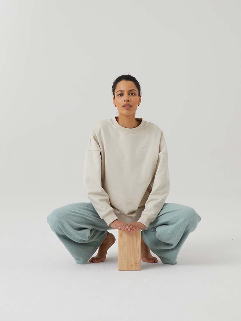 dębowa kostka do jogi Grow Expand- przysiad z oparciem