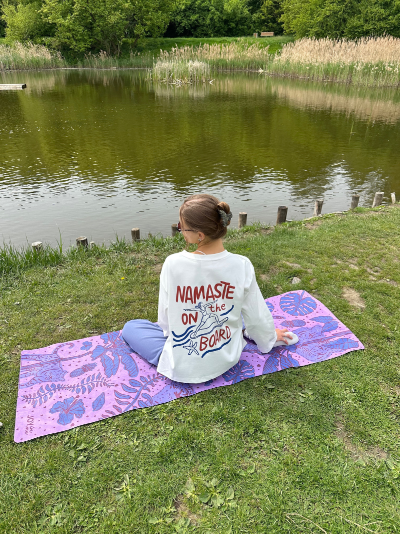 Fioletowa, antypoślizgowa mata do ćwiczeń jogi z kauczuku 3 mm z tropikalnym wzorem - chill w parku