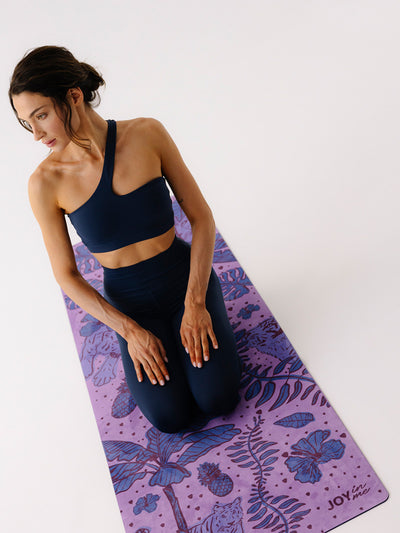 Fioletowa, antypoślizgowa mata do ćwiczeń jogi z kauczuku 3 mm z tropikalnym wzorem