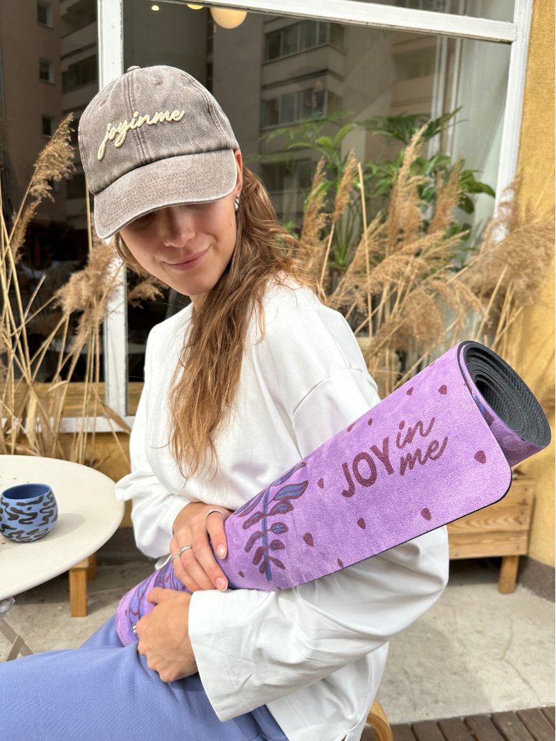 Fioletowa, antypoślizgowa kauczukowa mata do ćwiczeń jogi 3 mm z tropikalnym wzorem - złożona mata