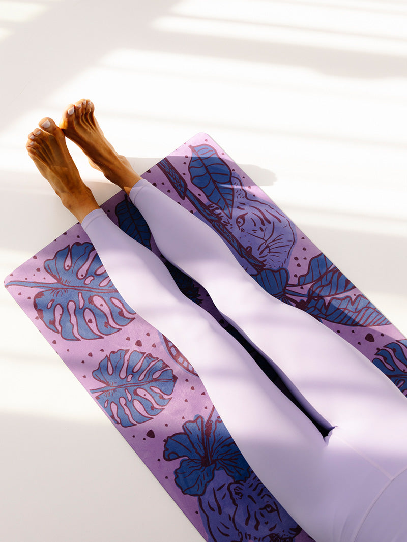 Fioletowa, antypoślizgowa kauczukowa mata do ćwiczeń jogi 3 mm z tropikalnym wzorem - set z fioletowymi legginsami