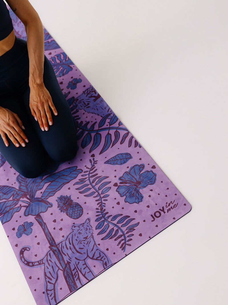 Fioletowa, antypoślizgowa kauczukowa mata do ćwiczeń jogi 3 mm z tropikalnym wzorem - zbliżenie na fakturę z mikrofibry