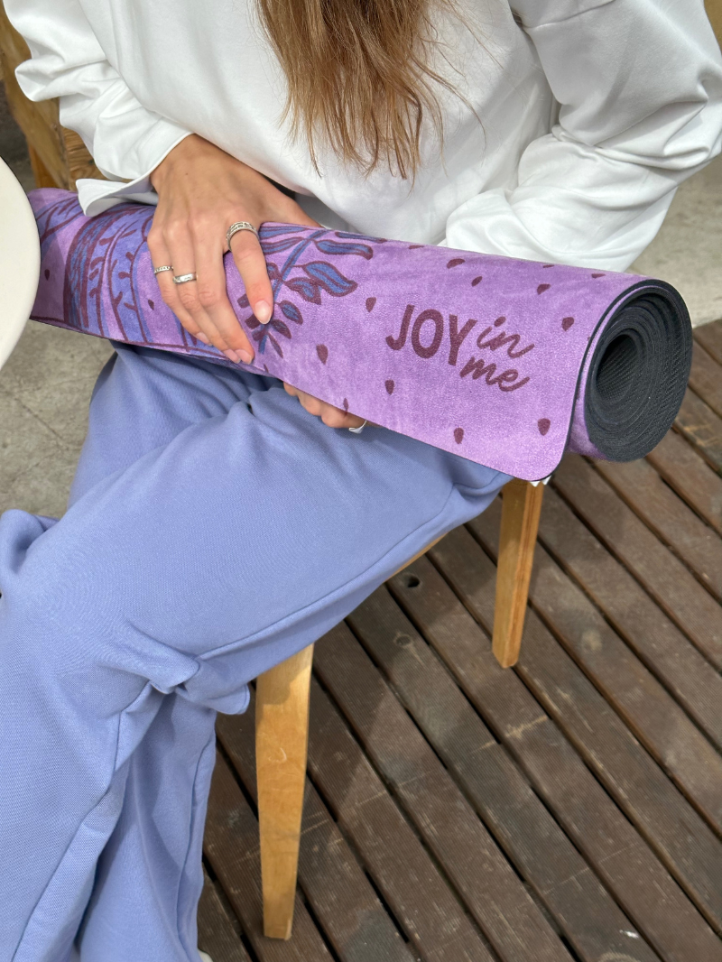 Fioletowa, antypoślizgowa kauczukowa mata do ćwiczeń jogi 3 mm z tropikalnym wzorem - złożona forma