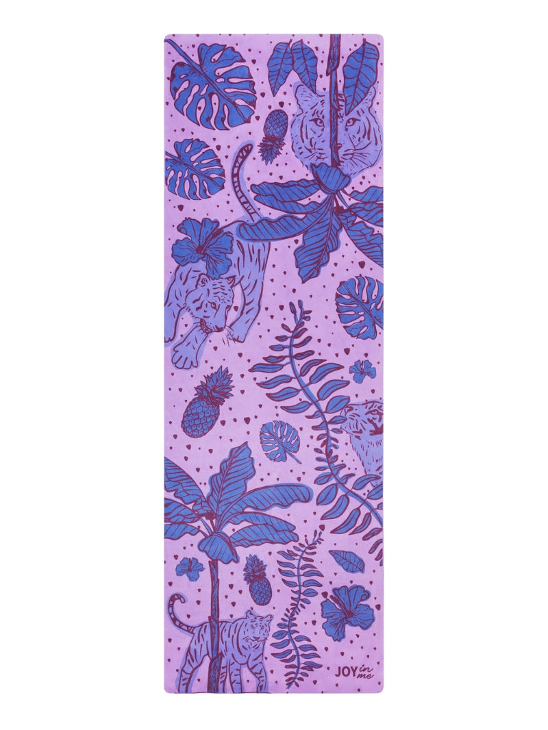 Fioletowa, antypoślizgowa kauczukowa mata do ćwiczeń jogi 3 mm z tropikalnym wzorem - widok na print