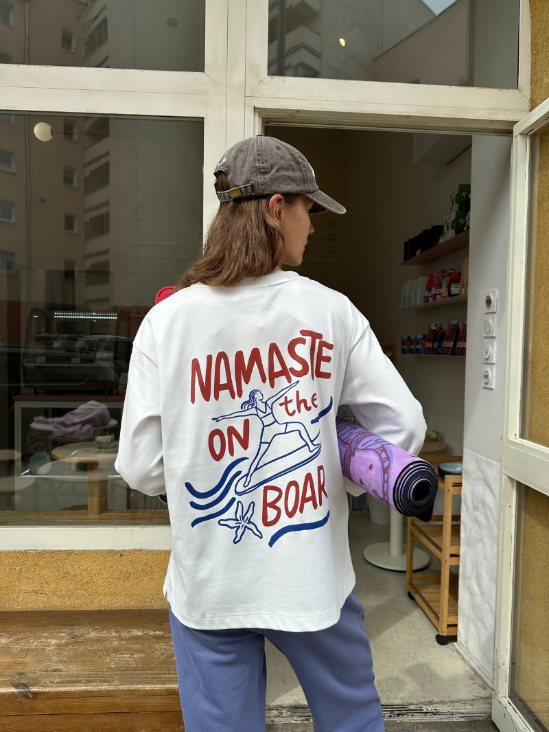 Fioletowa, antypoślizgowa kauczukowa mata do ćwiczeń jogi 3 mm z tropikalnym wzorem - przed zajęciami pilatesu