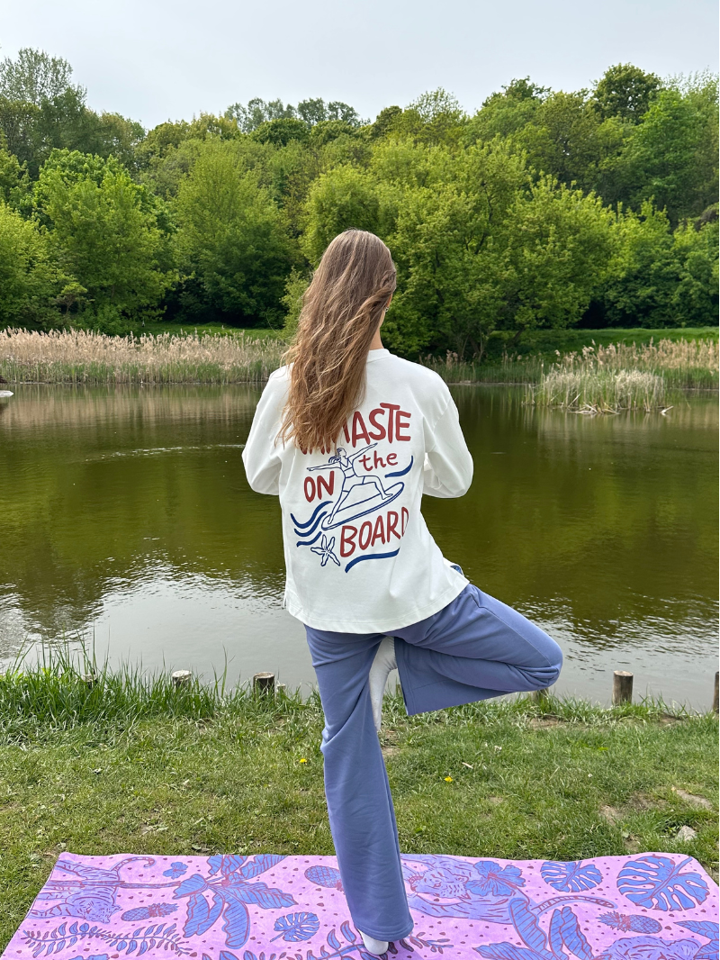 Fioletowa, antypoślizgowa kauczukowa mata do ćwiczeń jogi 3 mm z tropikalnym wzorem - praktyka w parku