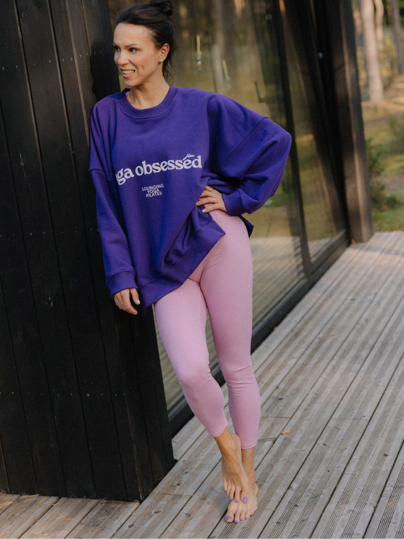 Luźna bawełniana bluza oversize KIND w fioletowym kolorze z nadrukiem yoga obsessed - set z różowymi legginsami sportowymi