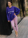 Luźna bawełniana bluza oversize KIND w fioletowym kolorze z nadrukiem yoga obsessed - set z różowymi legginsami sportowymi