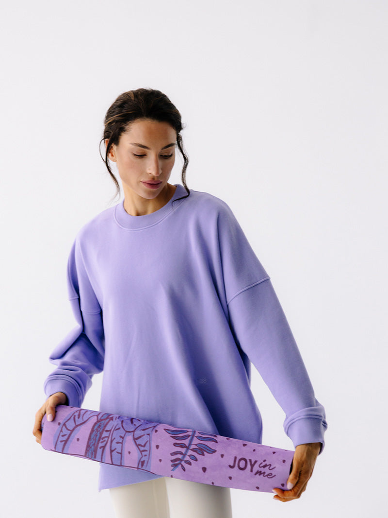 Fioletowa, składana mata do ćwiczeń jogi z kauczuku 1 mm z tropikalnym wzorem - zwinięta forma