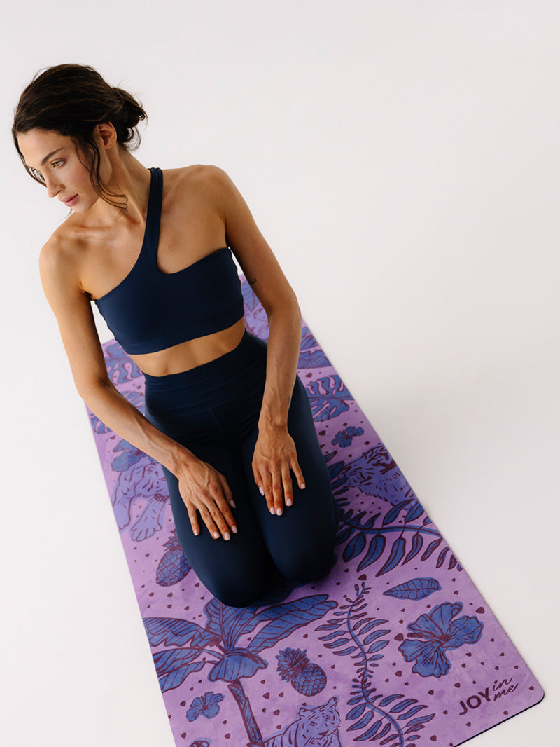 Fioletowa, składana mata do ćwiczeń jogi z kauczuku 1 mm z tropikalnym wzorem - zbliżenie na warstwę z mikrofibrą